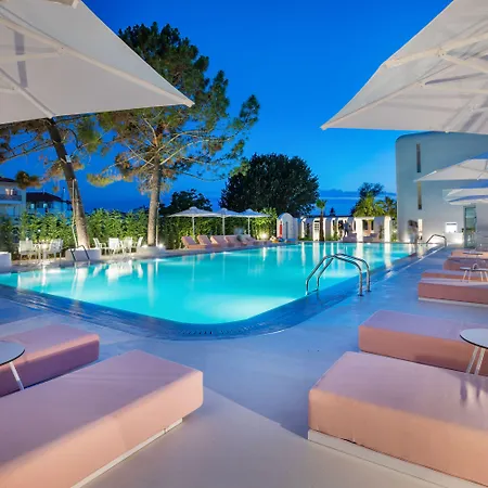 Cocoοns Suites&Villas Fourka Hotel *