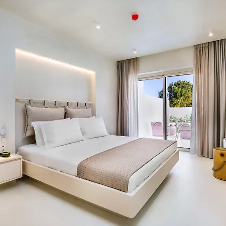 Cocoοns Suites&Villas Fourka Hotel *