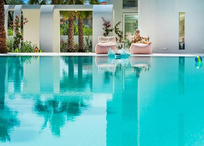 Cocoοns & Отель Фурка