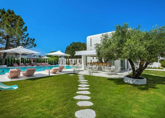 Отель Cocoοns & *