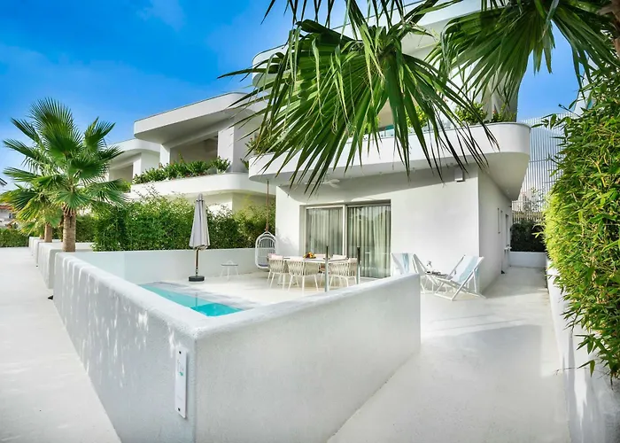 Cocoοns & Отель Фурка