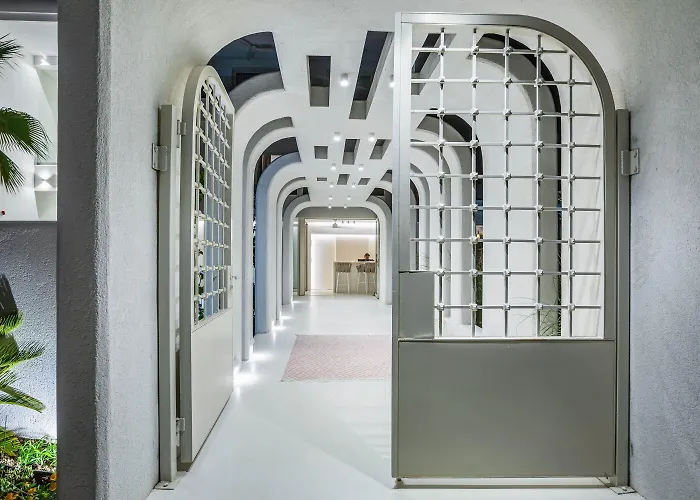 Отель Cocoοns & *