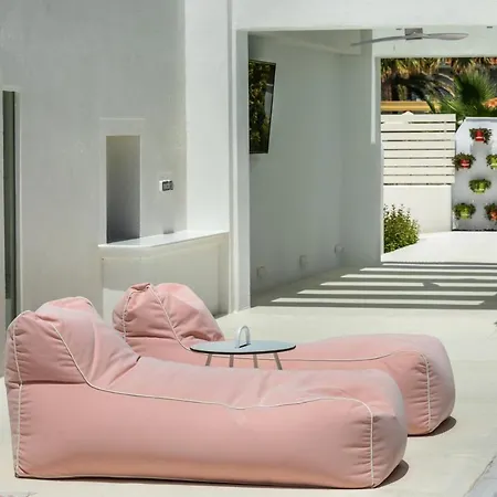 Cocoοns Luxury & Hotel