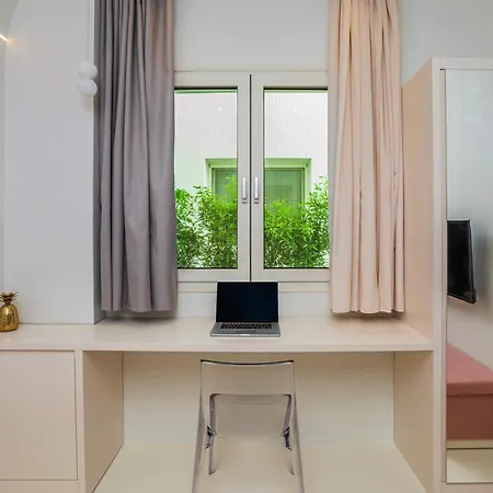 Cocoοns Luxury & Hotel