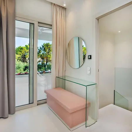 Cocoοns Luxury & Hotel