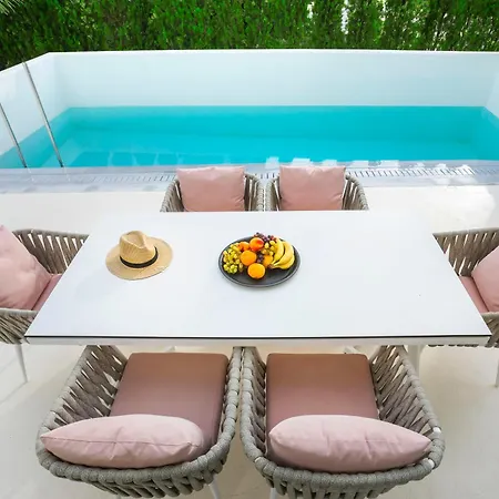 Cocoοns Luxury & Hotel