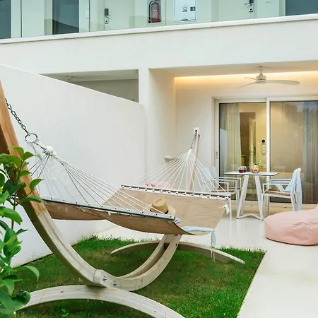 Cocoοns Luxury & Hotel *