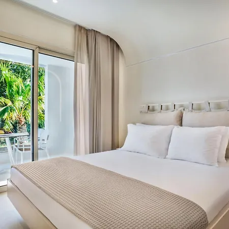 Cocoοns Luxury & Hotel